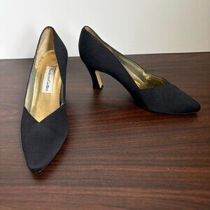 Andrew Geller Women's Black Fabric Pointed Toe Gold Interior V Cut Front Size 9